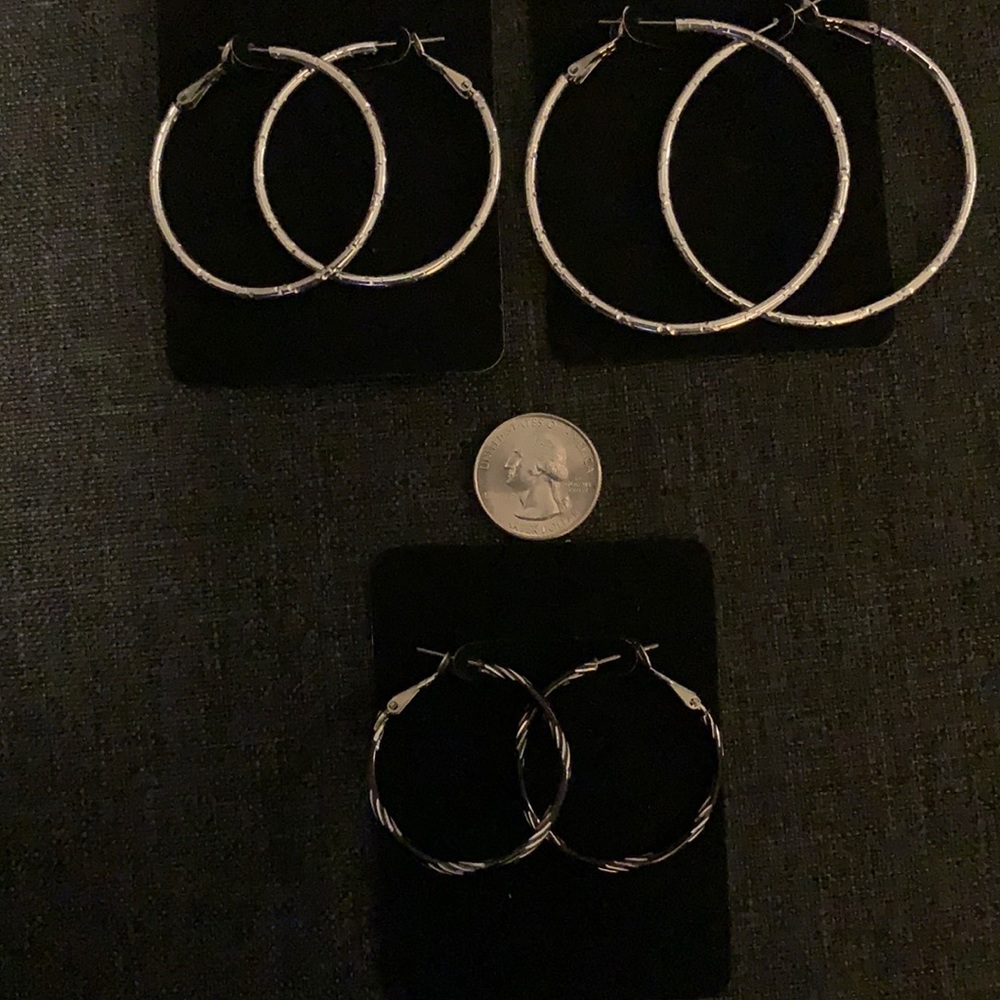 Set of 3 lightweight hoop earrings